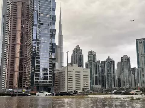 Perjuangan Turis Kembali ke Apartemen di Dubai Saat Banjir Melanda, Listrik dan Air Terputus