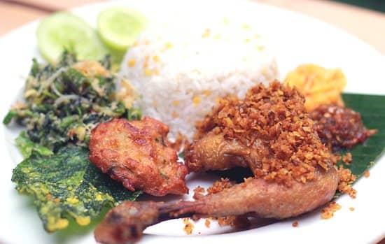 Ayam Kampung Kremes dan Pepes Ikan Mas di Warung Urang Sunda, Menu Tradisional dengan Cita Rasa Juara